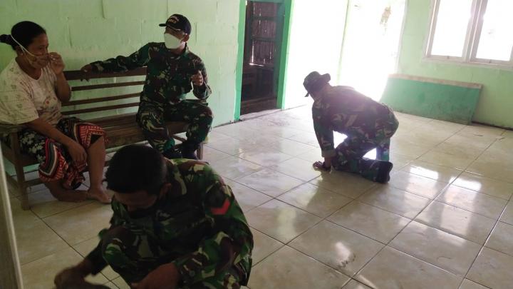Saat Pengenatan Keramik, Satgas TMMD Bojonegoro Berbincang Bersama Sunardi